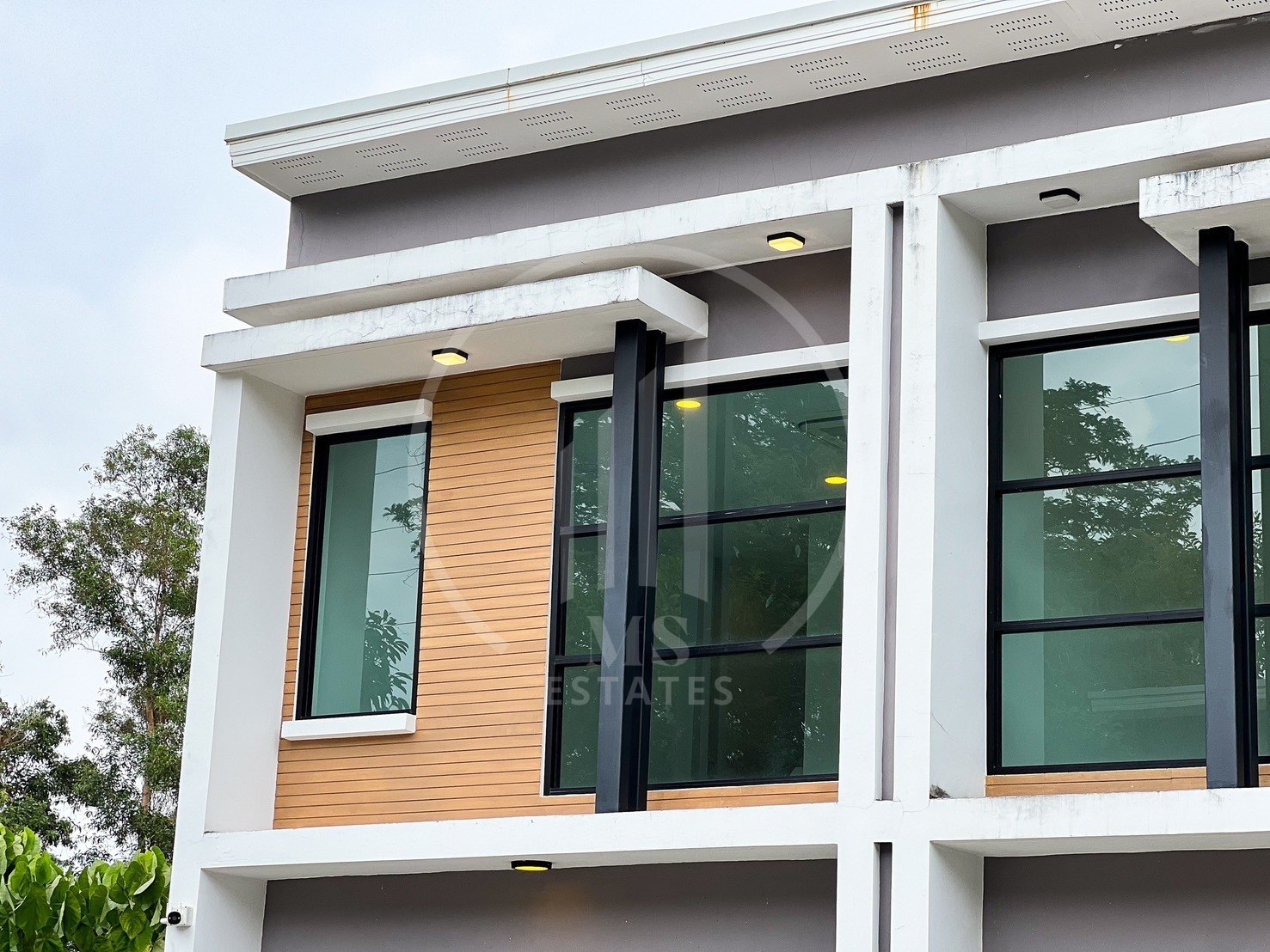 Luxurious house nearby BIS