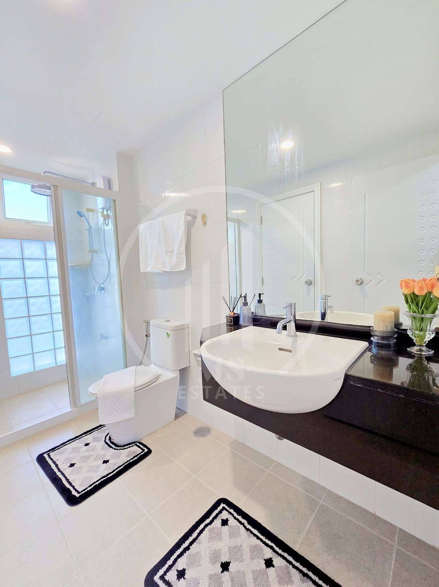 The Royal Place Condominium – photo 5