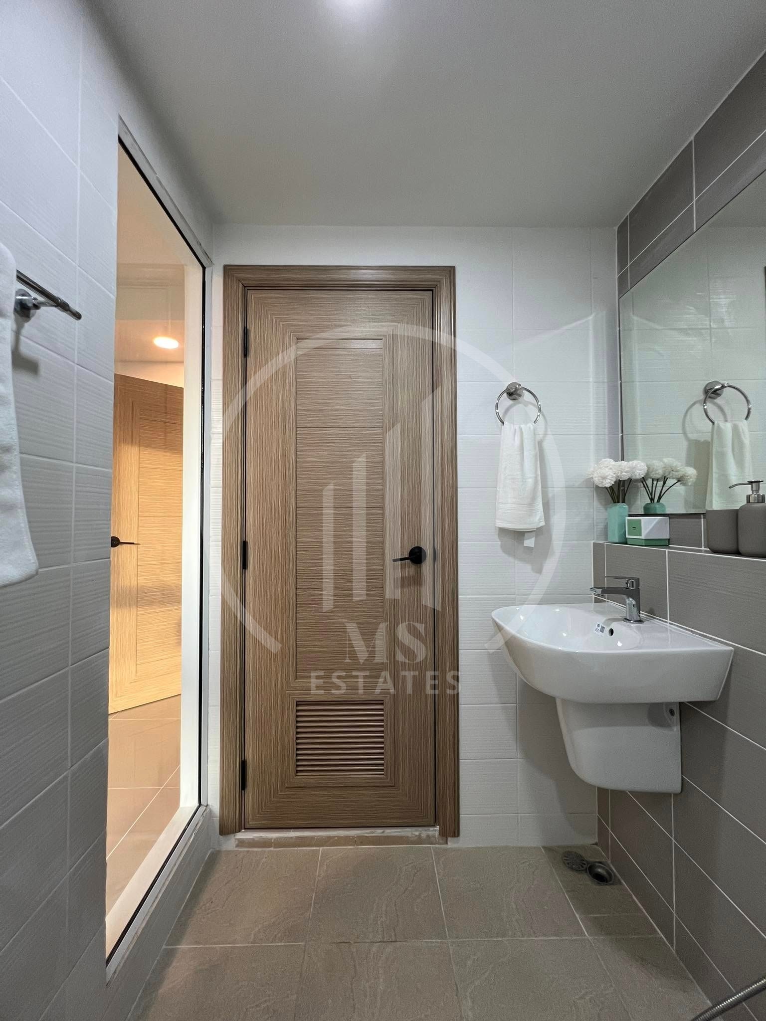 Royal Place Condominium – photo 2