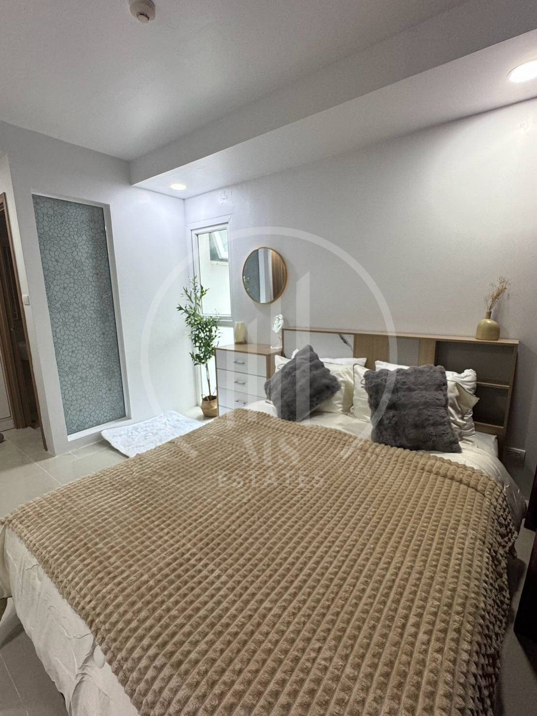 The Royal Place Condominium – photo 2