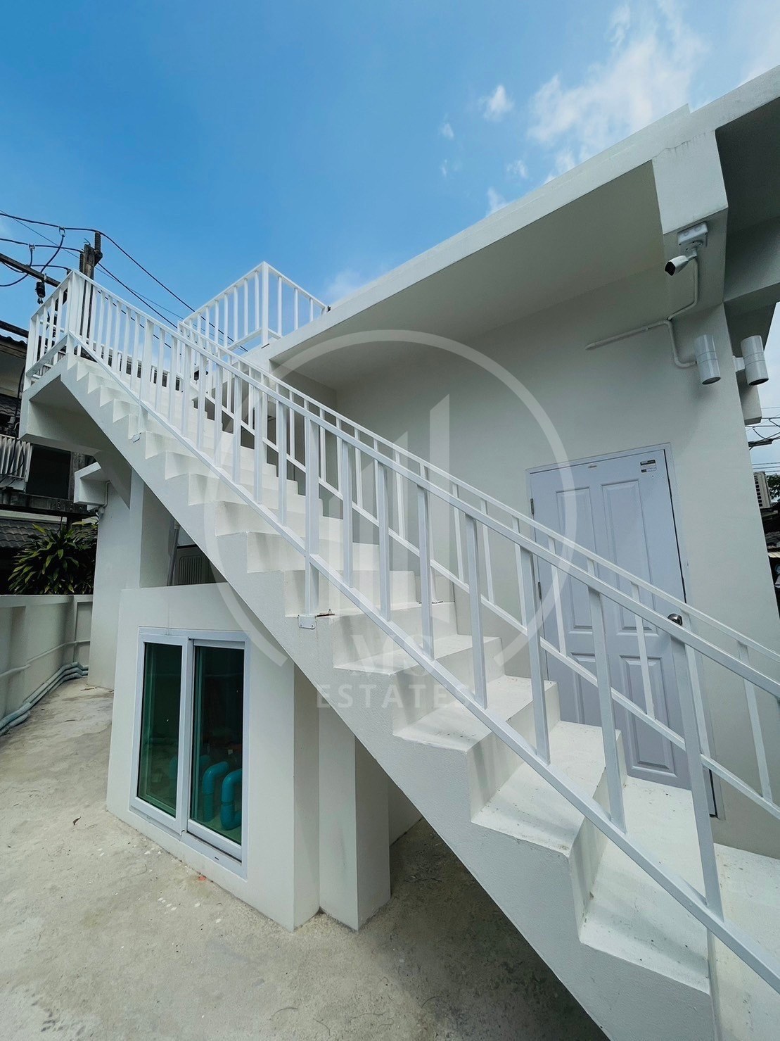 White Modern Pool Villain Kamala – photo 4