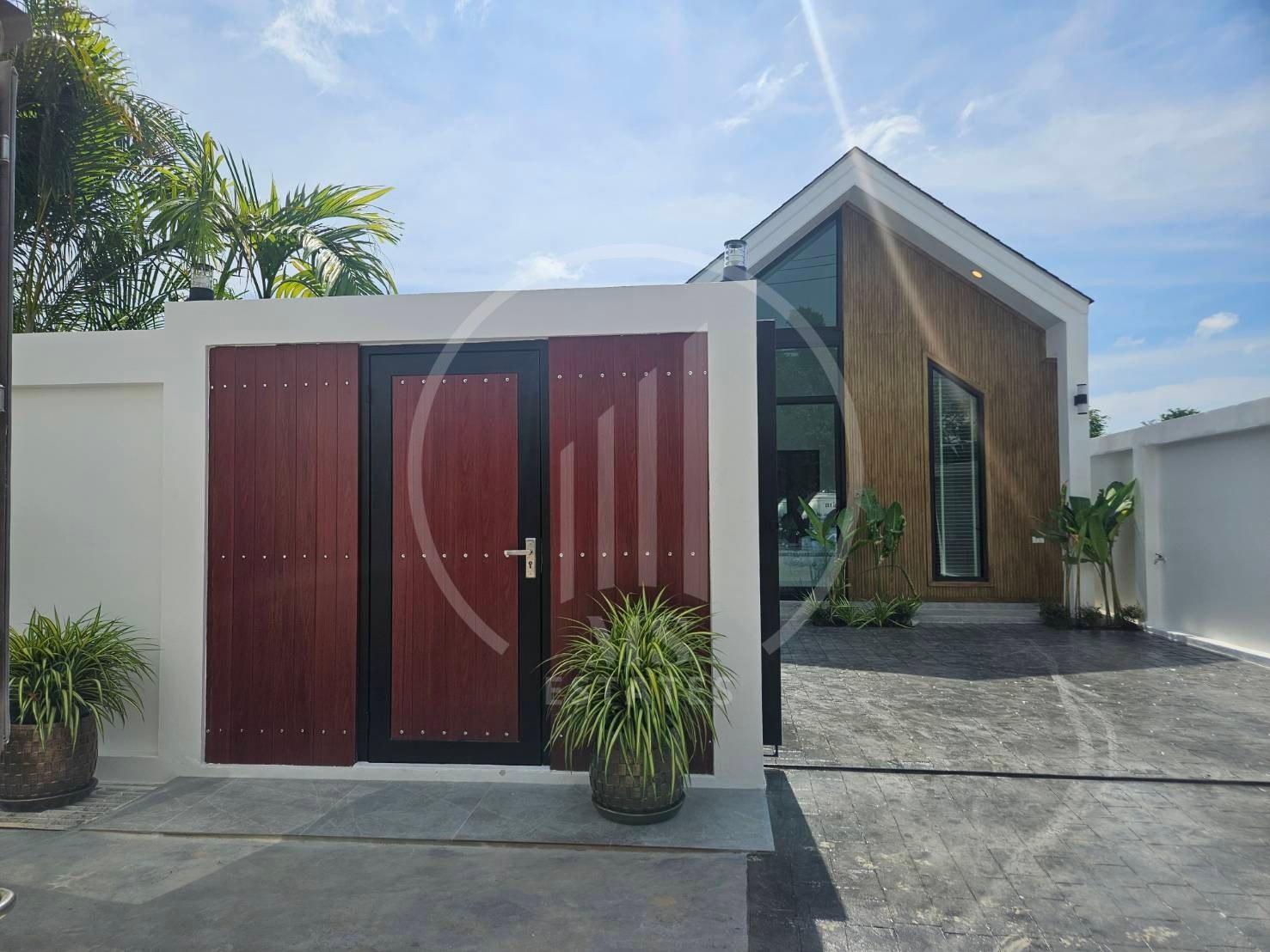 Single Detached House with Pool – photo 2
