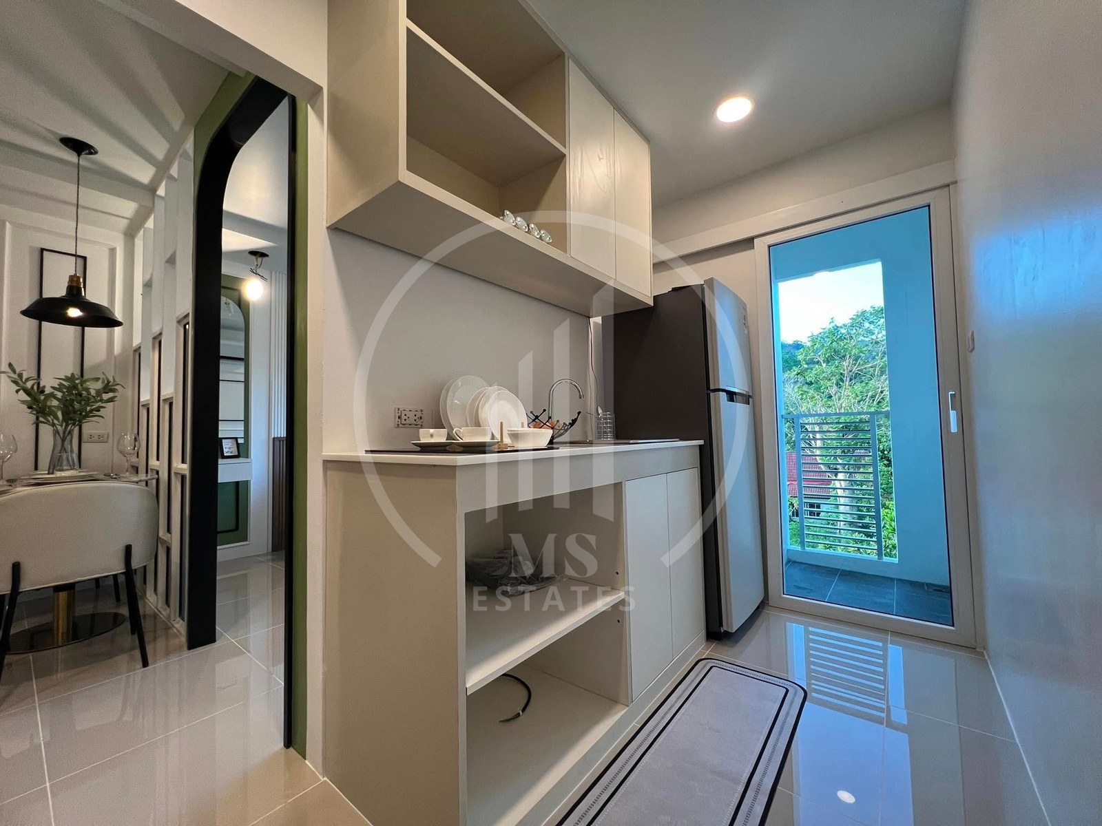 Royal Place Condominium – photo 4