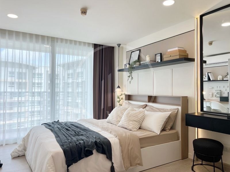 Royal Place Condominium – photo 5