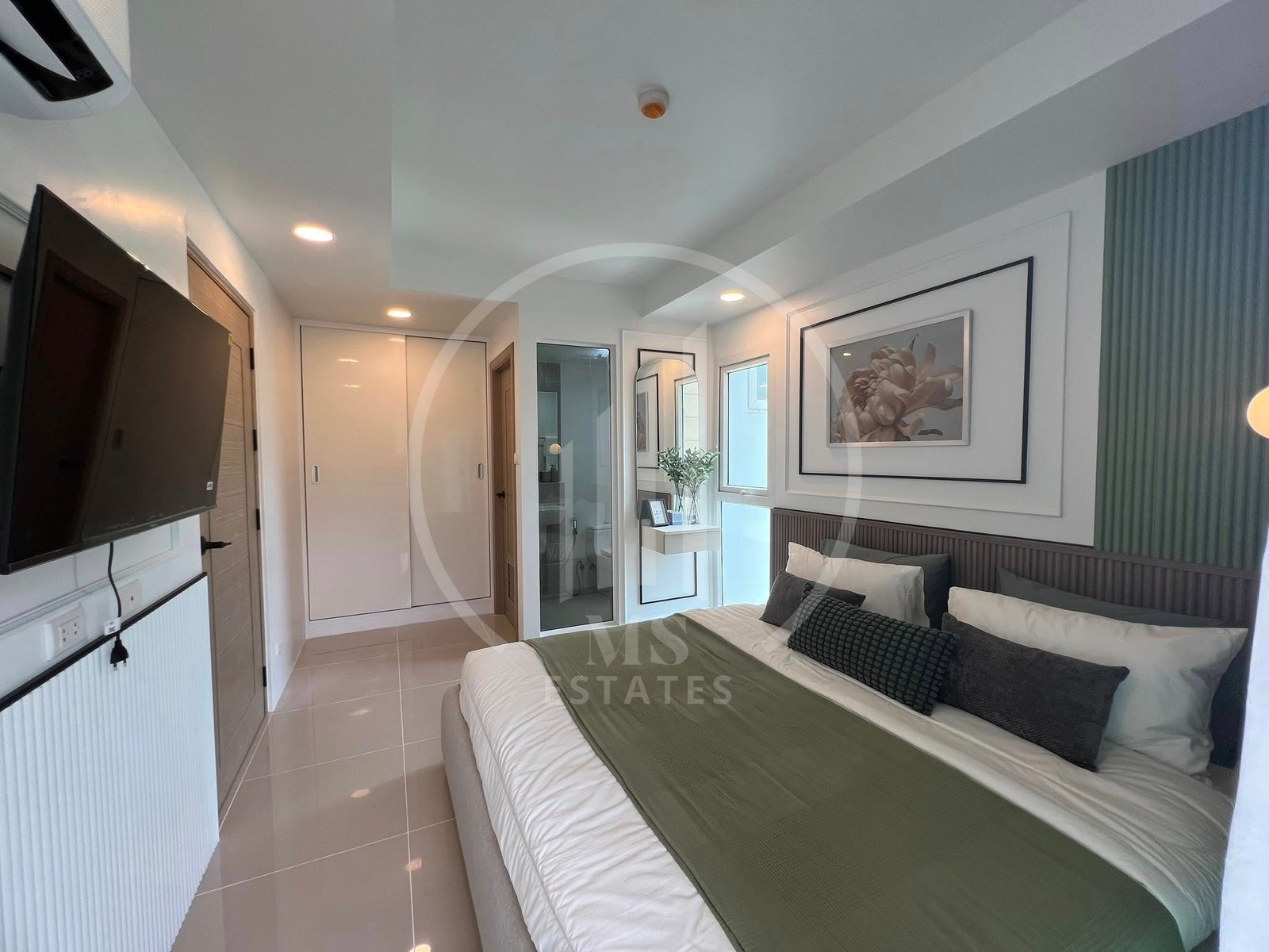 Royal Place Condominium – photo 3