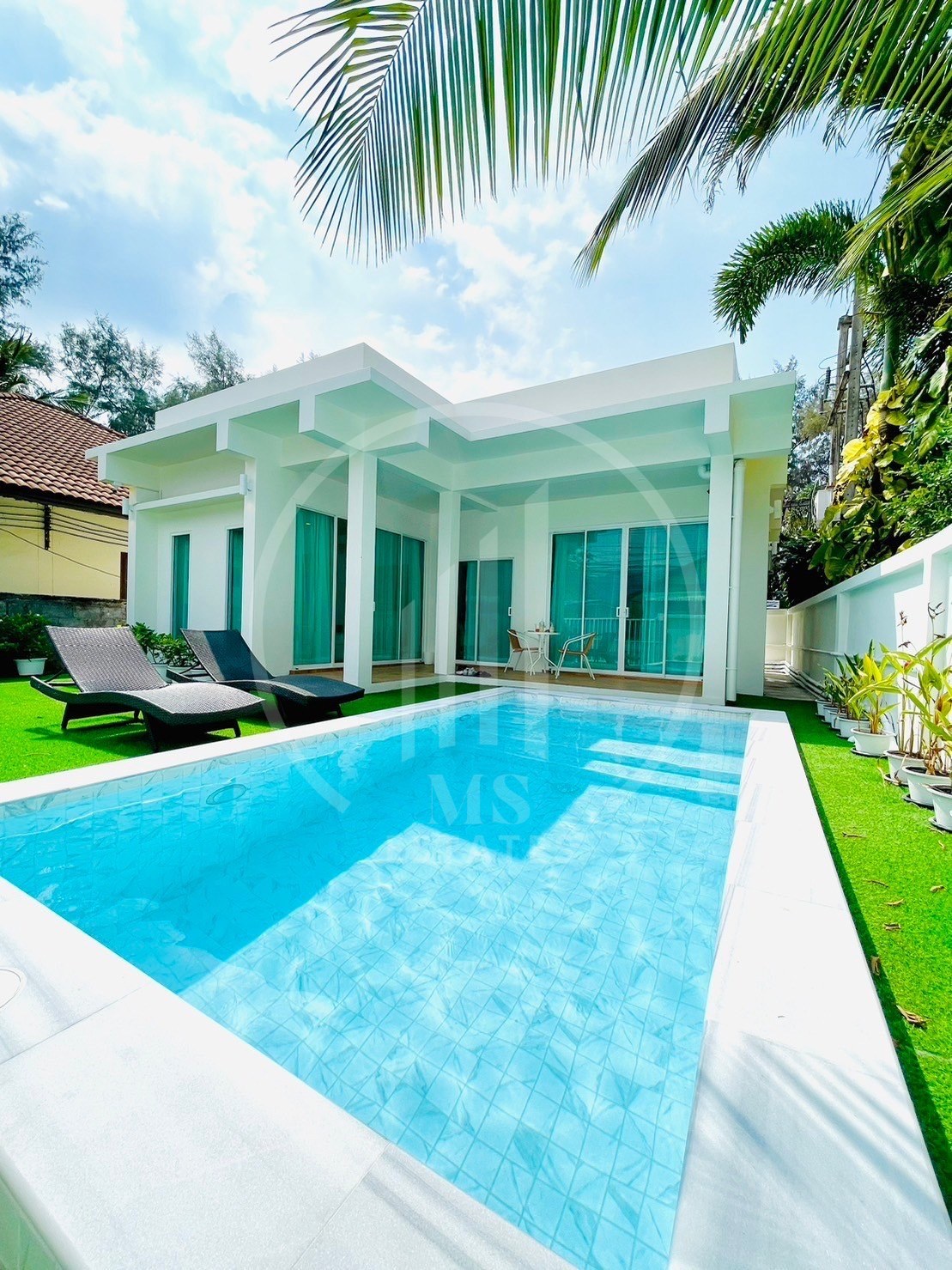White Modern Pool Villain Kamala – photo 5