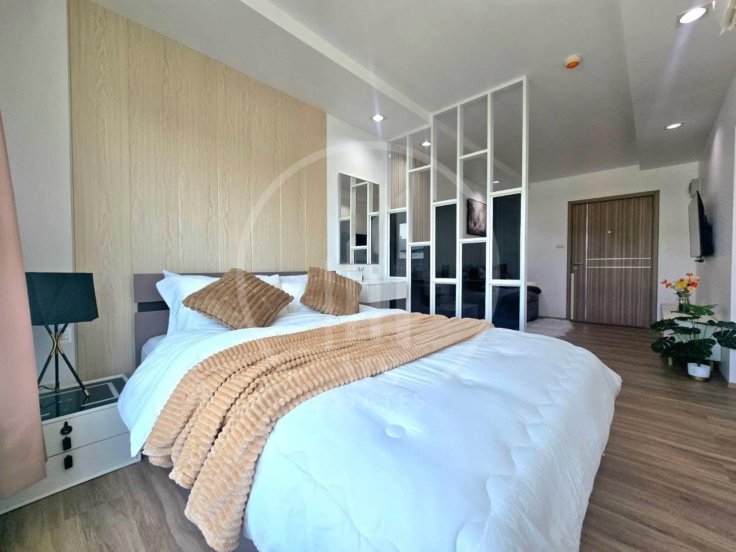 The Royal Place Condominium – photo 4