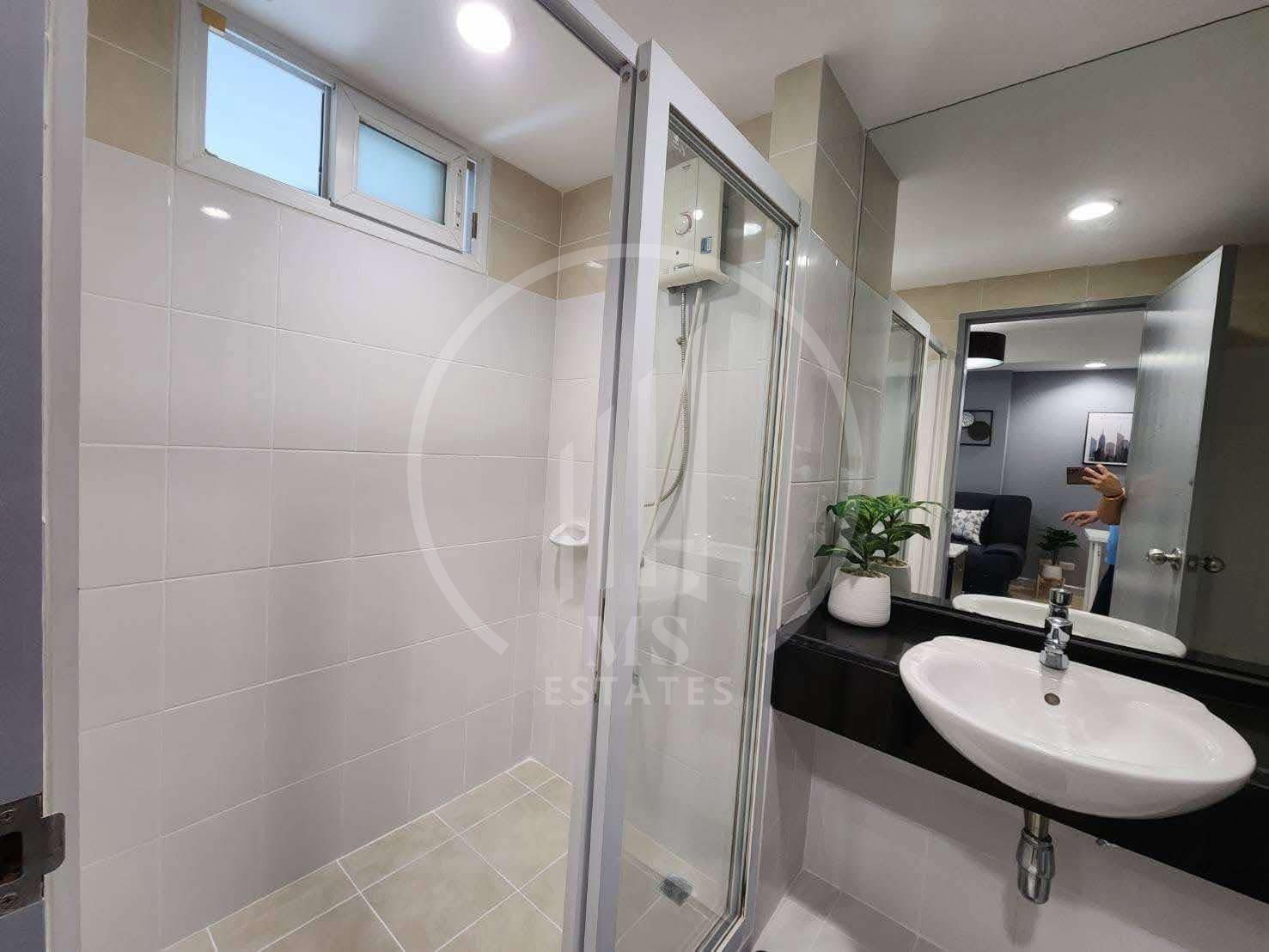The Royal Place Condominium – photo 3
