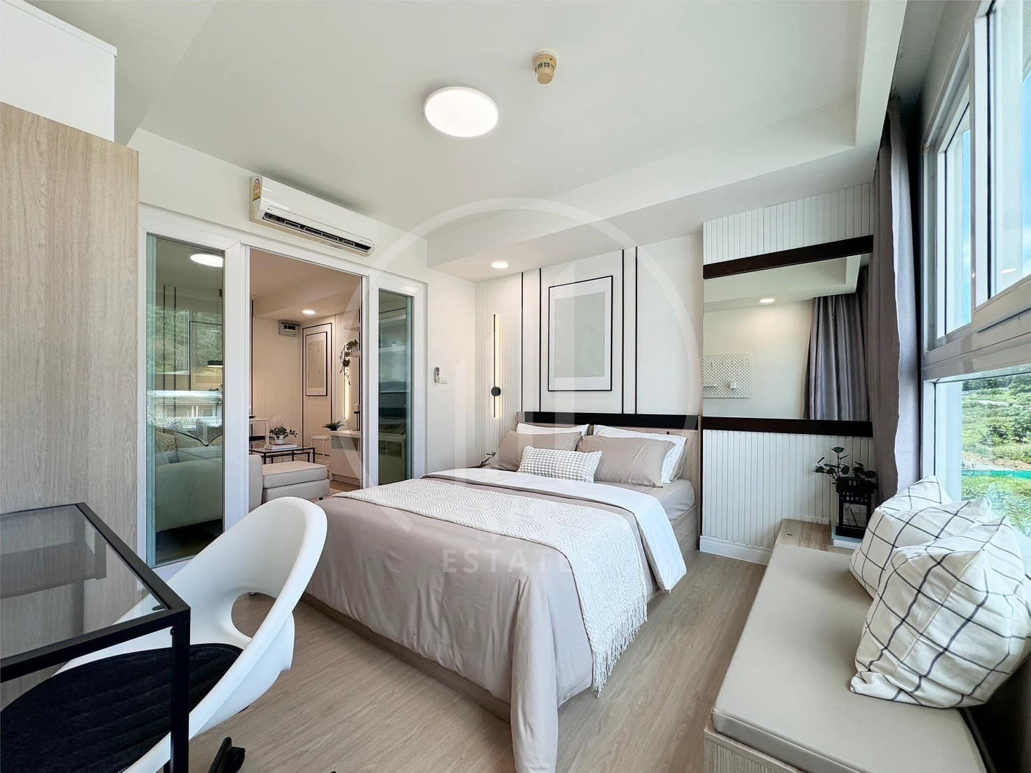 The Royal Place Condominium – photo 2