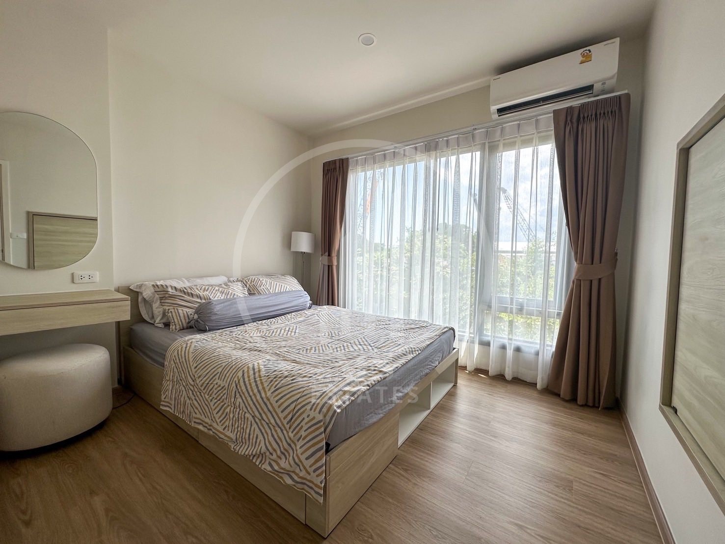 Phyll Condominium