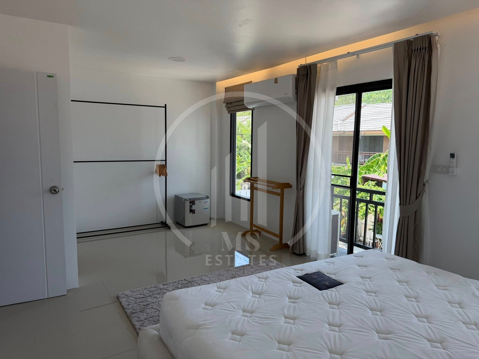 Palm Villa , Paklok