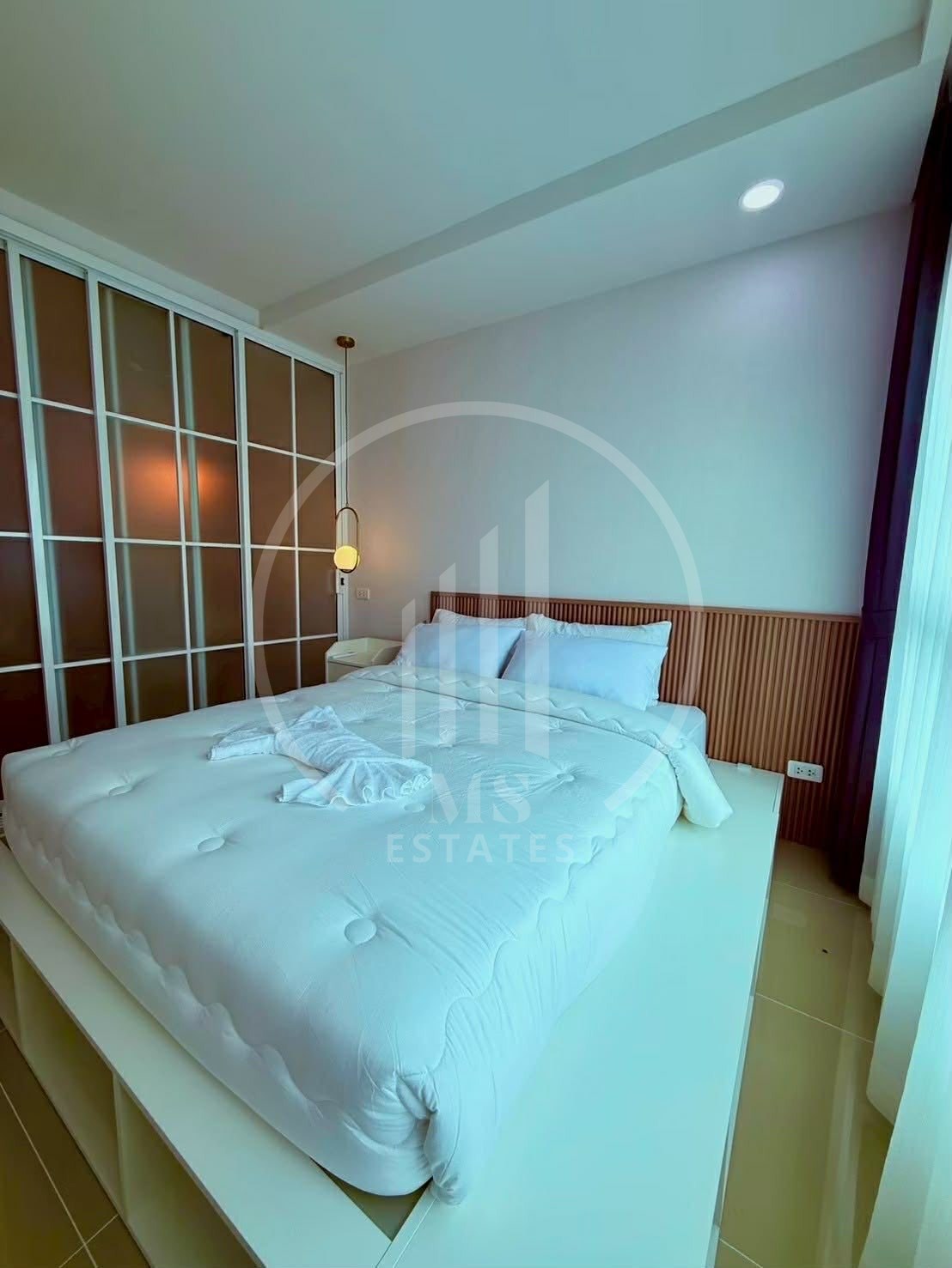 The Royal Place Condominium – photo 4