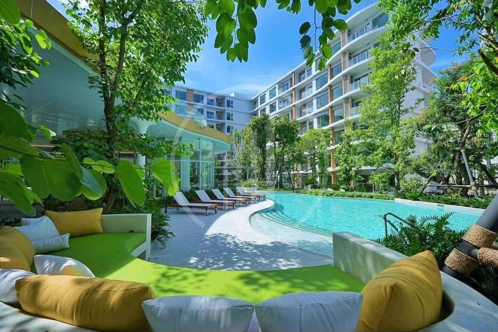 Phyll Condominium