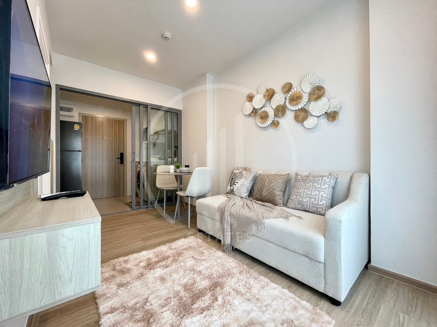 Phyll Condominium