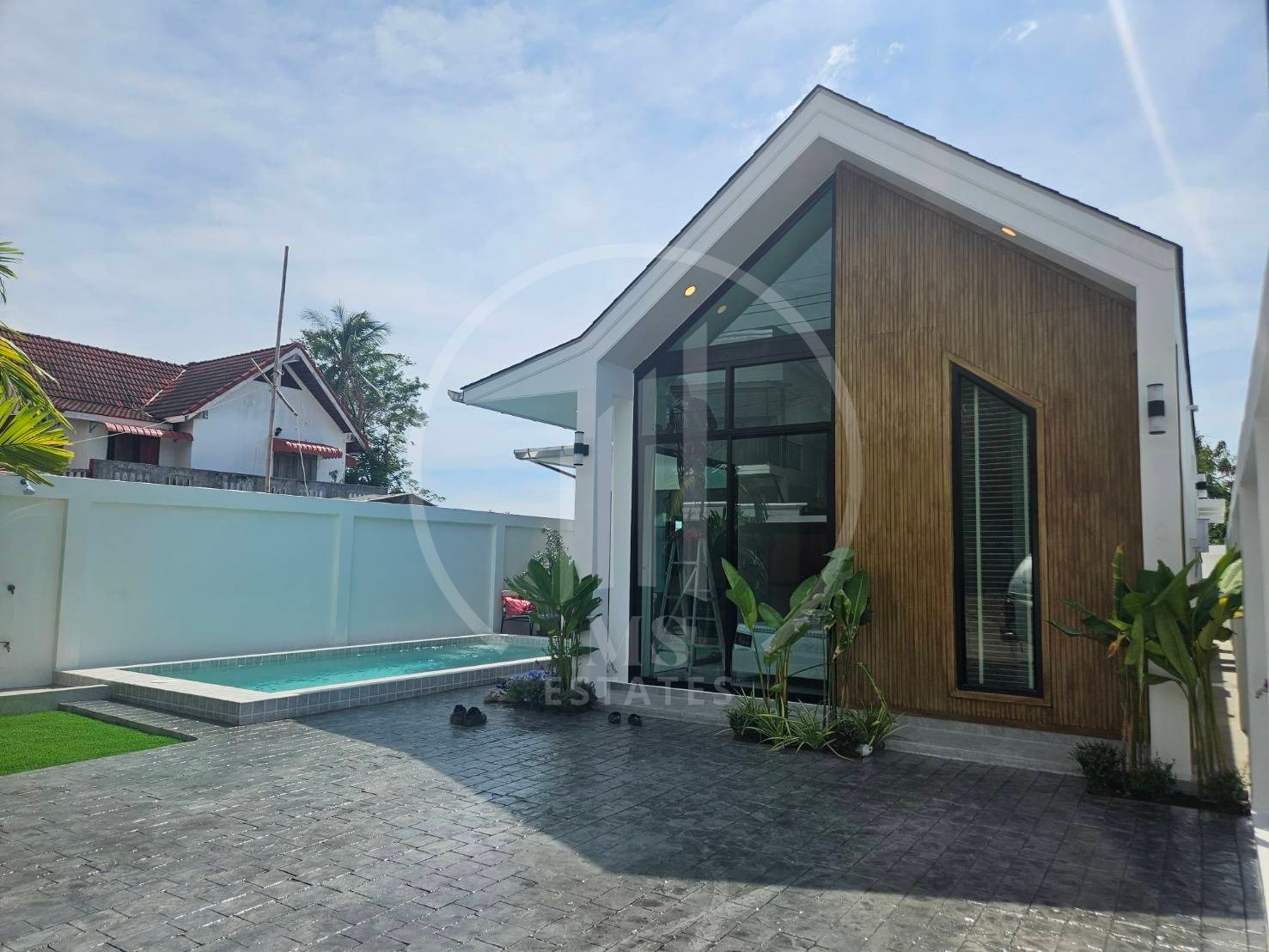 Single Detached House with Pool – photo 3