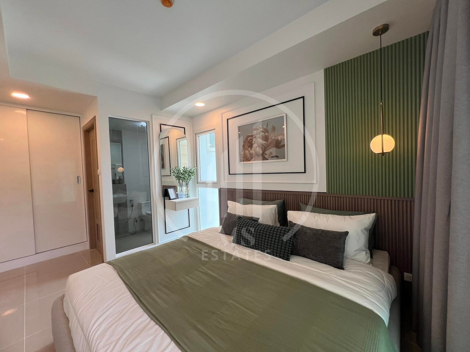 Royal Place Condominium – photo 5