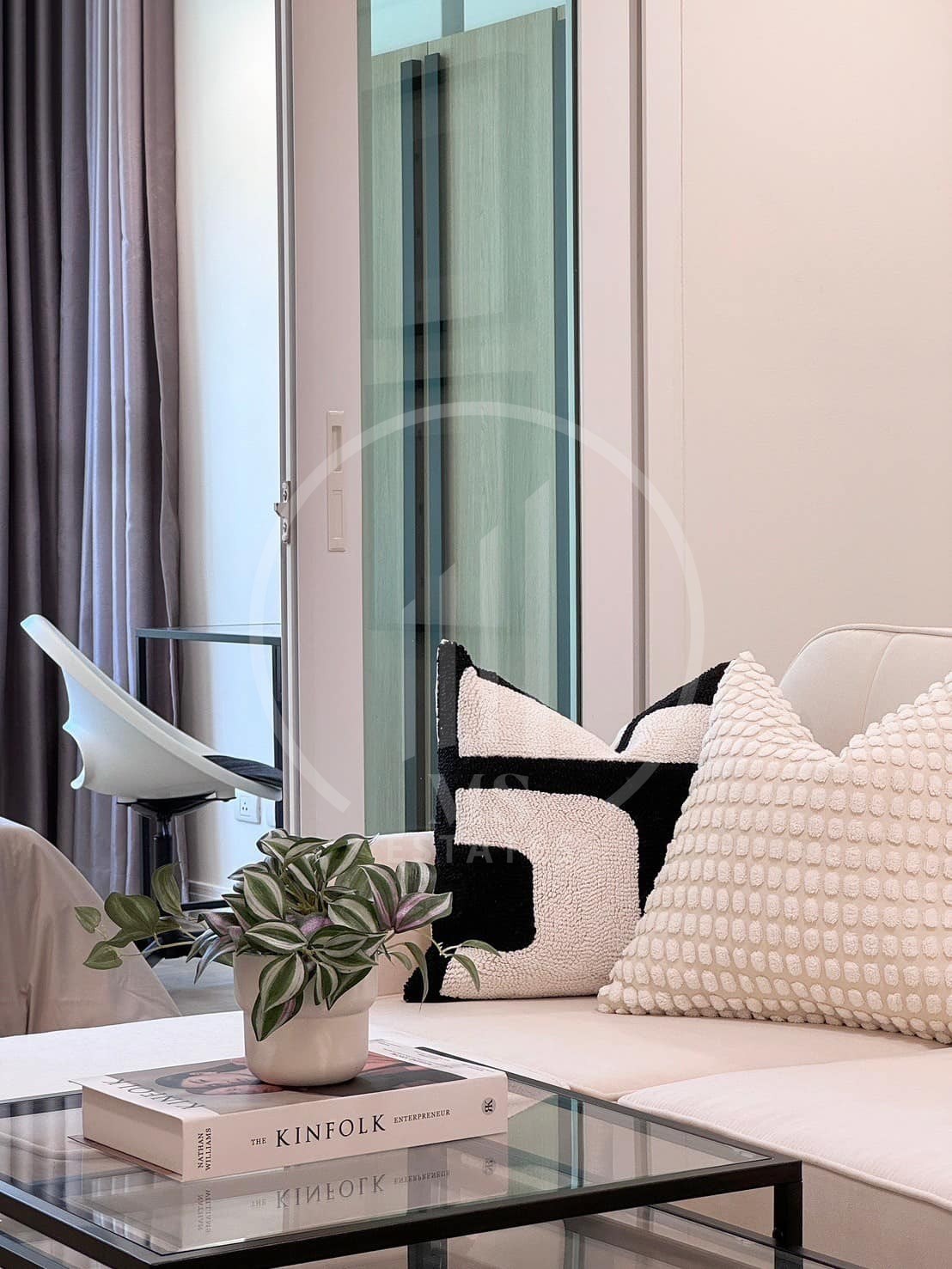 The Royal Place Condominium – photo 4