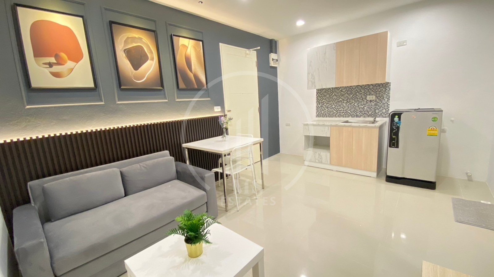 Square condominium – photo 2